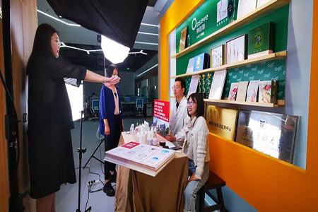 化妝品品牌代加工廠_如何結(jié)合互聯(lián)網(wǎng)+新勢力，為產(chǎn)品賦能?