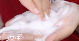 泡沫洗面奶可以帶上飛機(jī)嗎？可以帶上飛機(jī)但有容積限制