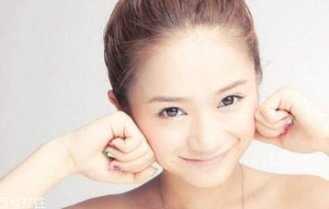 【面膜代工生產(chǎn)】面膜里的塑料紙有什么用?早上做好還是晚上做好?