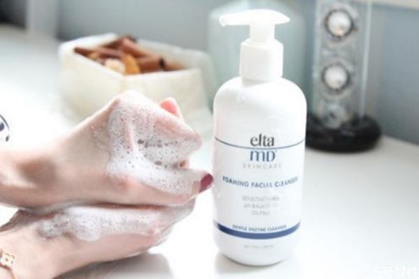 【洗面奶貼牌oem】卸妝的時候應(yīng)該按摩嗎?直接用洗面奶卸妝的危害!